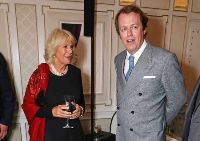 Tom Parker Bowles sale con su madre, la reina Camilla.