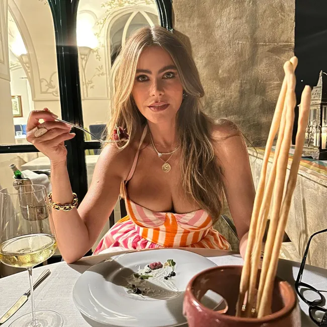 Sofía Vergara comiendo en un restaurante.