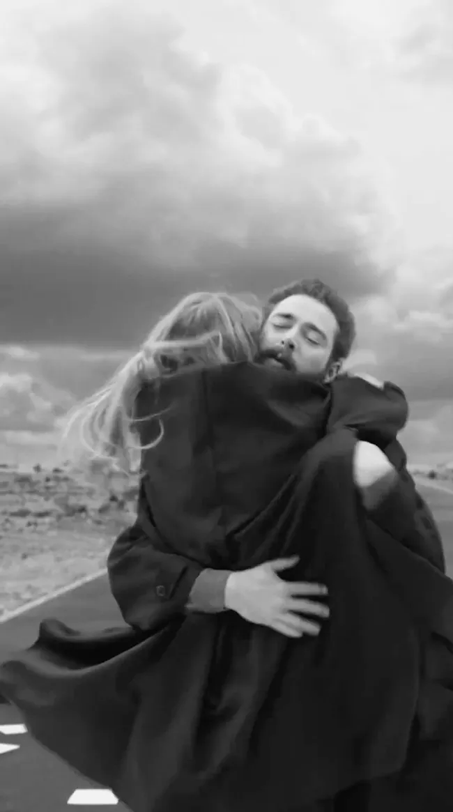 Taylor Swift y Post Malone abrazados en el vídeo musical de 