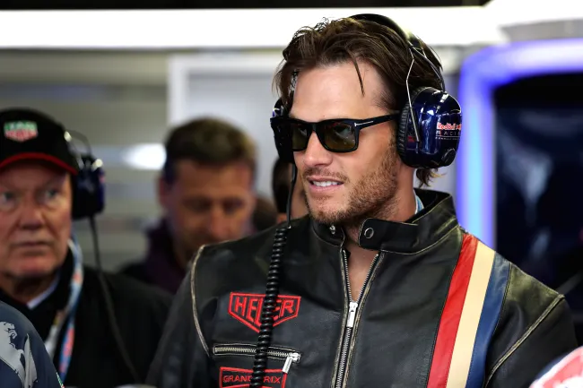 La estrella de la NFL Tom Brady en el garaje de Red Bull Racing.