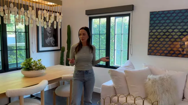 Farrah Aldjufrie ofrece un recorrido por su propiedad en West Hollywood en un vídeo de YouTube.