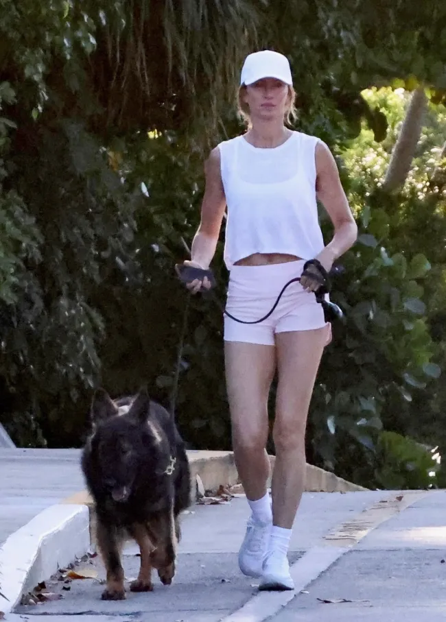 Gisele Bündchen paseando a su perro.