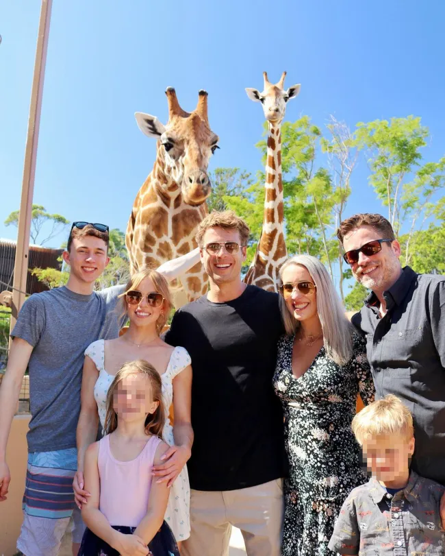 Glen Powell, su familia y Sydney Sweeney en el zoológico de Sydney.