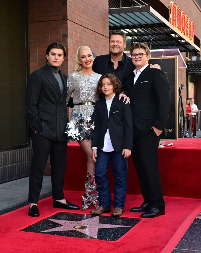 Gwen Stefani con niños y Blake Shelton en la ceremonia del Paseo de la Fama de Hollywood