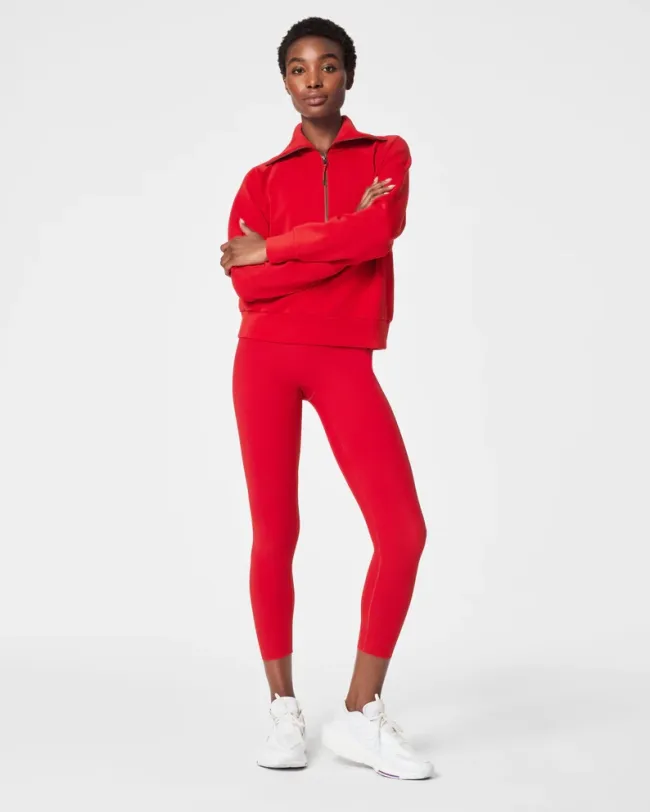 Una modelo con leggings rojos.