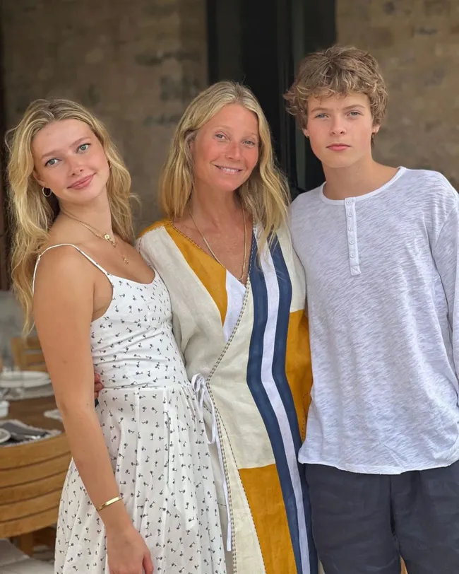 Gwyneth Paltrow posando con sus hijos