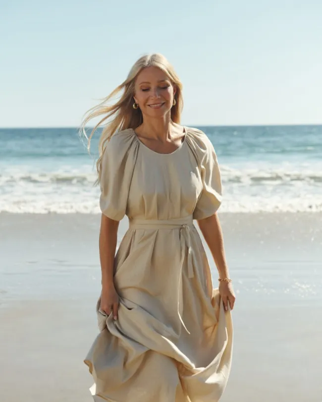 Gwyneth Paltrow con un vestido beige.