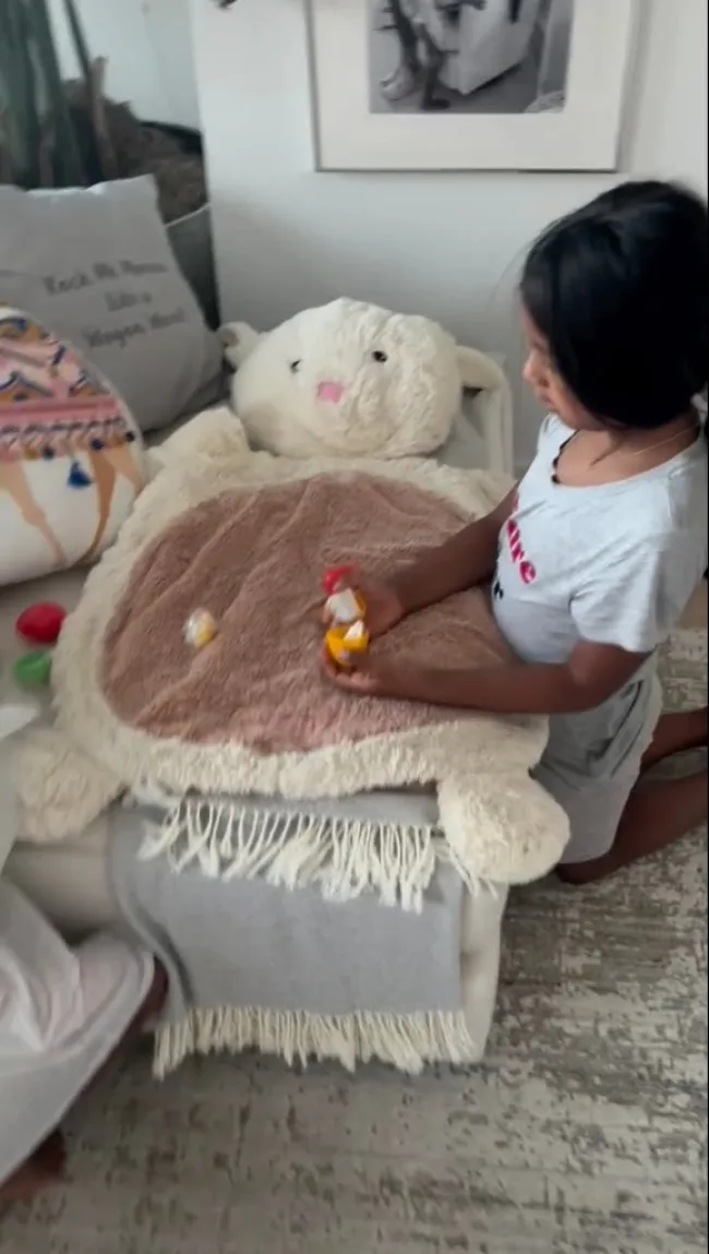 La hija de Hoda Kotb, Haley, de 7 años, abriendo un huevo de Pascua