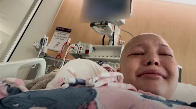 Isabella Strahan llorando en una cama de hospital.