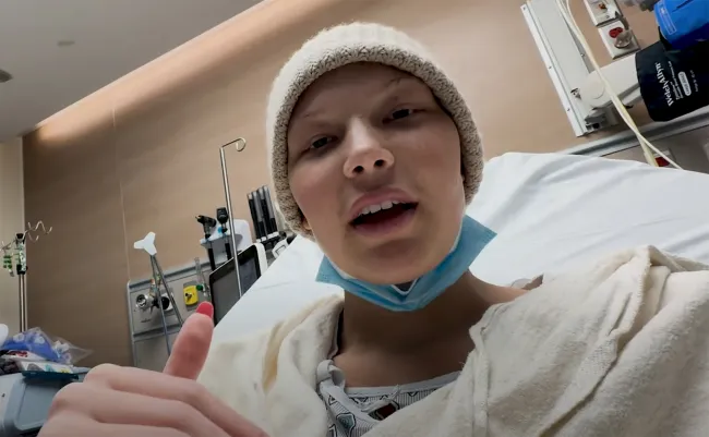 isabella strahan en una cama de hospital tomándose una selfie