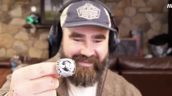Jason Kelce sosteniendo su anillo de Super Bowl.