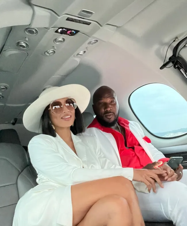 Jeezy y Jeannie Mai en un avión.