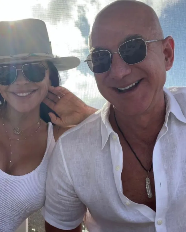 Jeff Bezos y Lauren Sanchéz en un selfie.