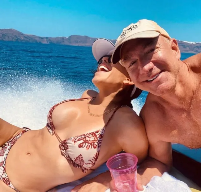 Jeff Bezos y Lauren Sanchéz en un barco.