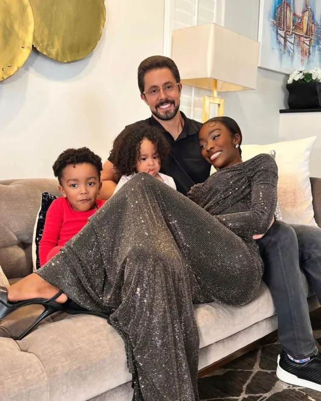 Jeff Lazkani y Chelsea Lazkani en un sofá con sus hijos.