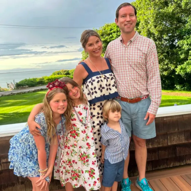 Jenna Bush Hager y su marido posando con sus hijos