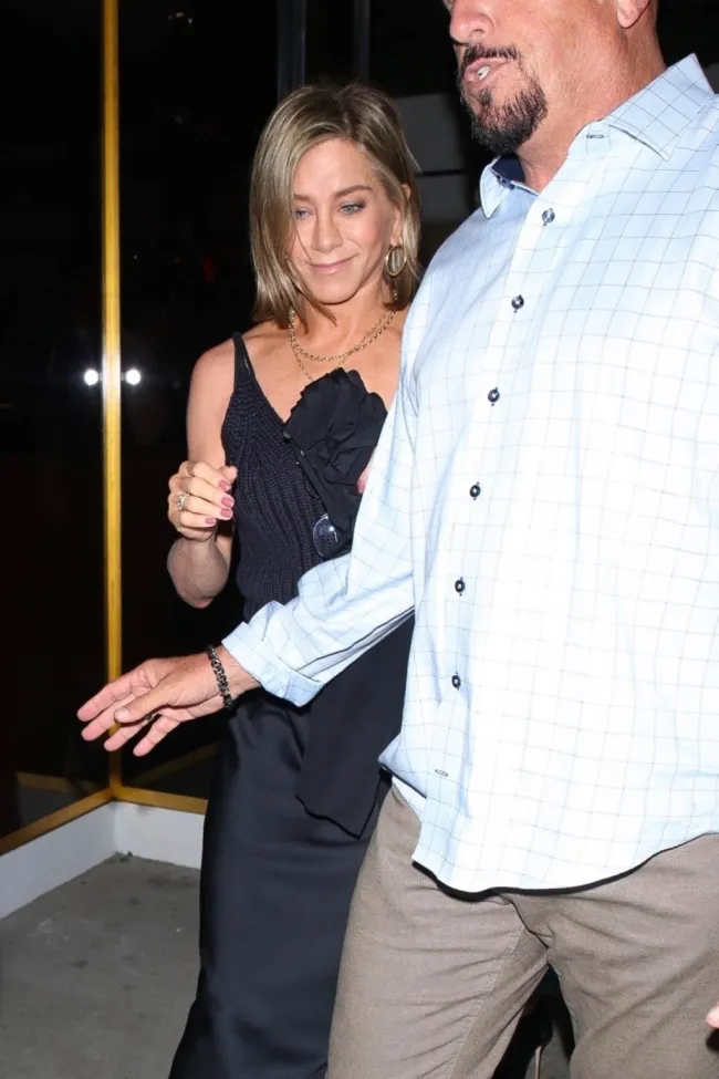 Jennifer Aniston caminando