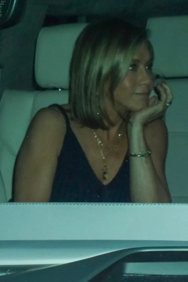 Jennifer Aniston en un coche