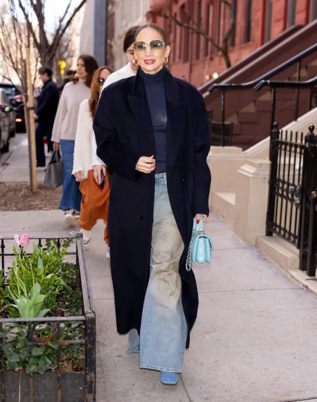 Jennifer López con jeans sucios por Nueva York