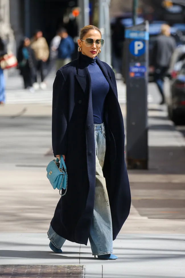 Jennifer López con jeans sucios por Nueva York
