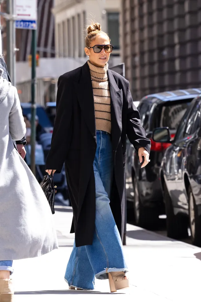 Jennifer López caminando por la ciudad de Nueva York