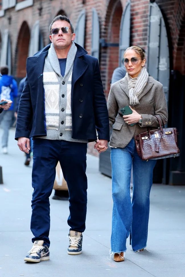 Jennifer López y Ben Affleck caminando por la ciudad de Nueva York