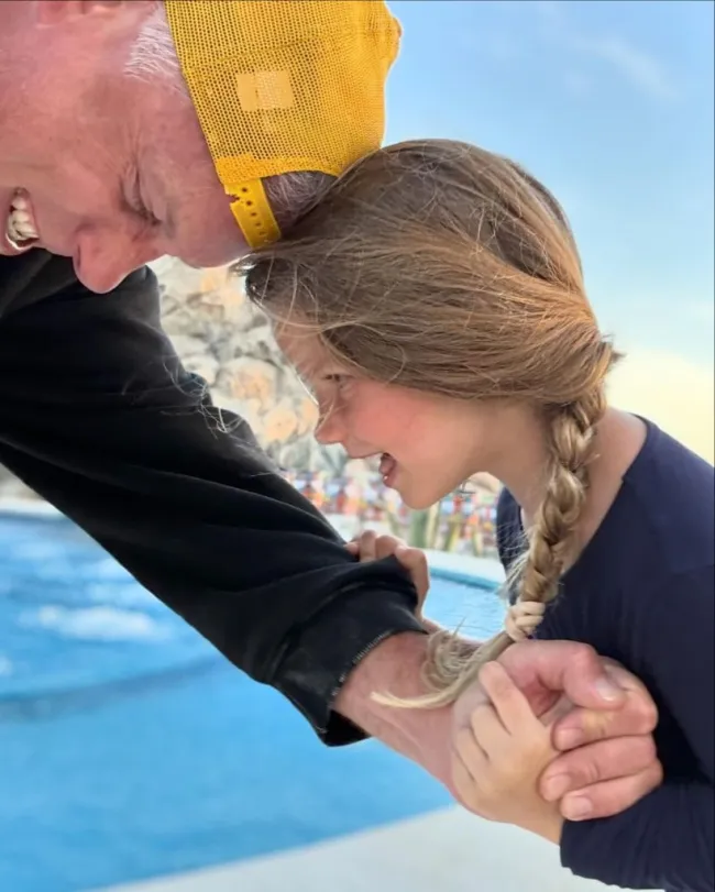 Eric Johnson y su hija en la piscina de Cabo San Lucas, México.