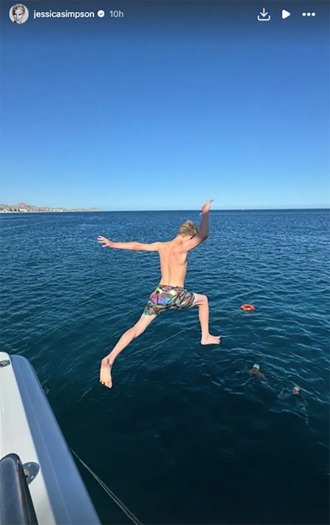 Ace saltando al agua en Cabo San Lucas, México.