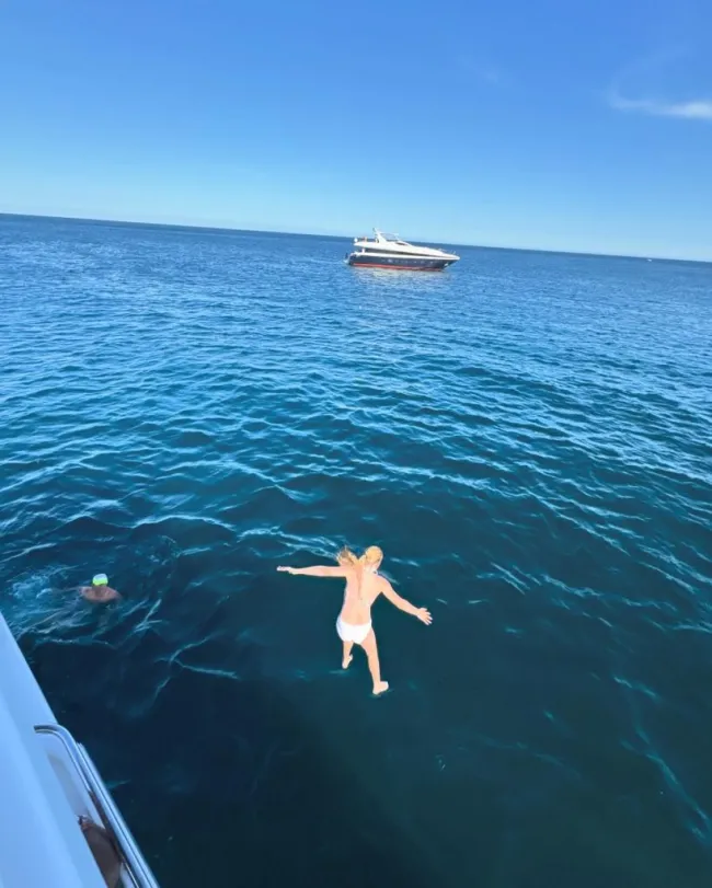 Maxwell saltando al agua en Cabo San Lucas, México.
