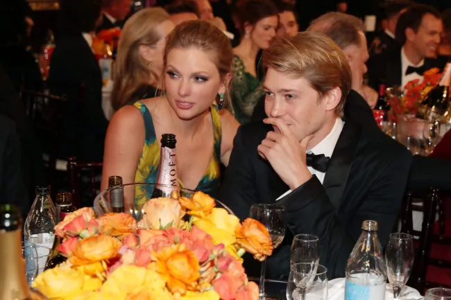 Taylor Swift y Joe Alwyn en la 77ª edición anual de los Globos de Oro.