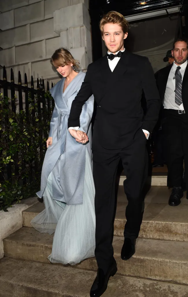 Taylor Swift y Joe Alwyn asisten a la fiesta de moda y cine de British Vogue y Tiffany & Co.