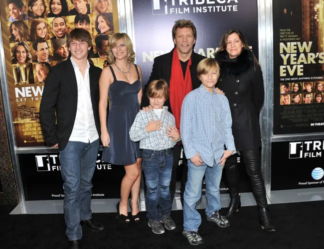 Jon Bon Jovi y Dorothea Hurley con sus hijos en 2011.