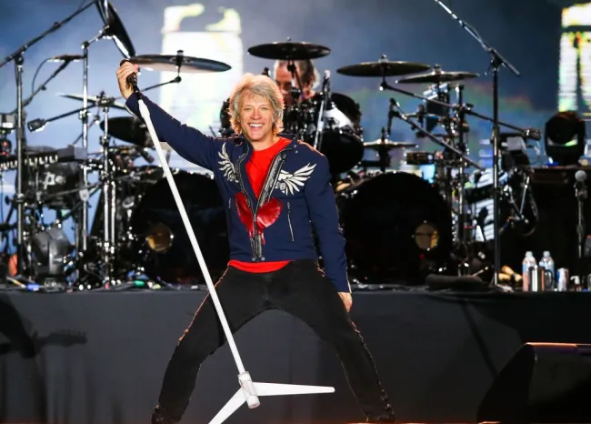 Jon Bon Jovi actuando en el escenario.
