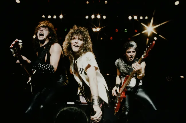 Jon Bon Jovi en el escenario con sus compañeros de banda.