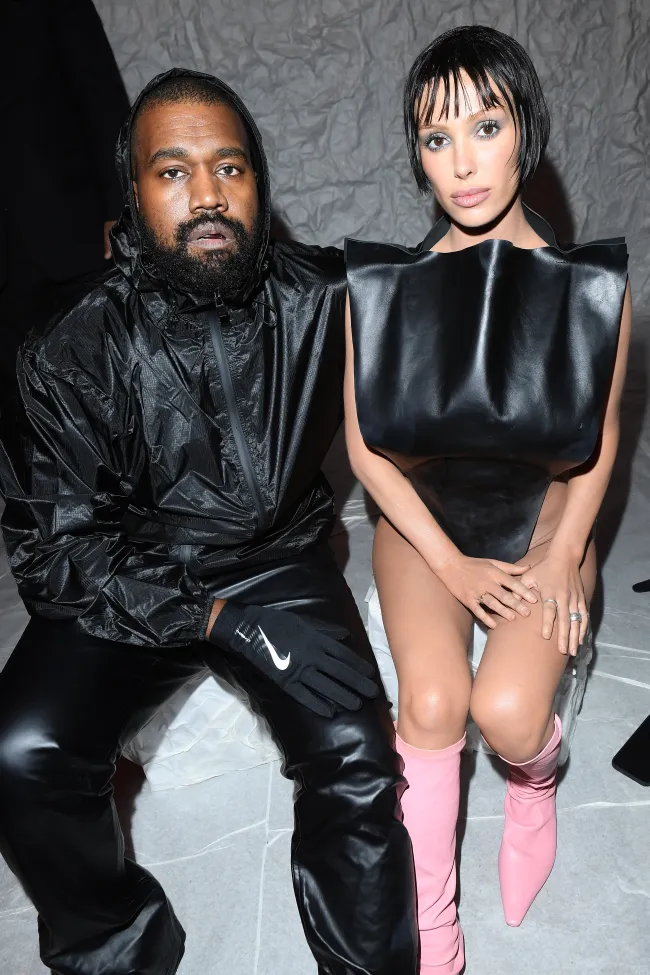 Kanye West sentado junto a Bianca Censori