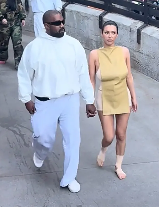 Kanye West y Bianca Censori tomados de la mano