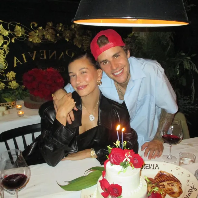 Hailey Bieber y Justin Bieber sentados juntos