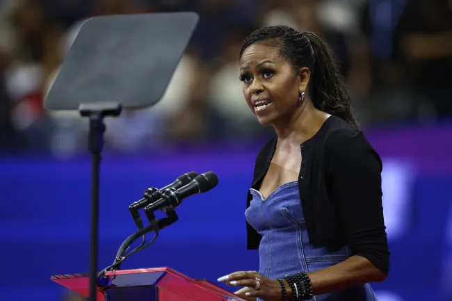 Michelle Obama hablando en un podio.