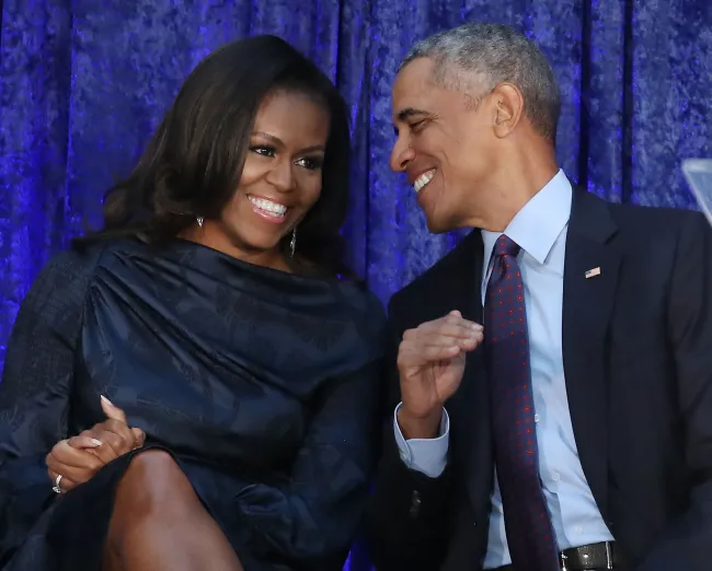 Michelle Obama y Barack Obama conversando.