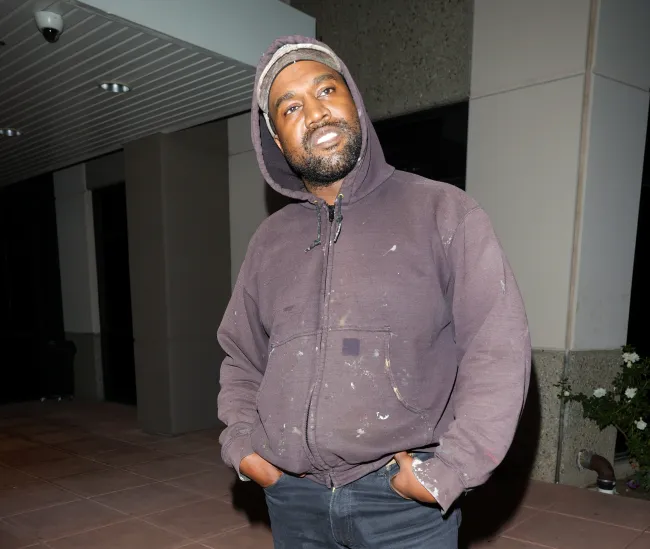 Kanye West sonriendo.