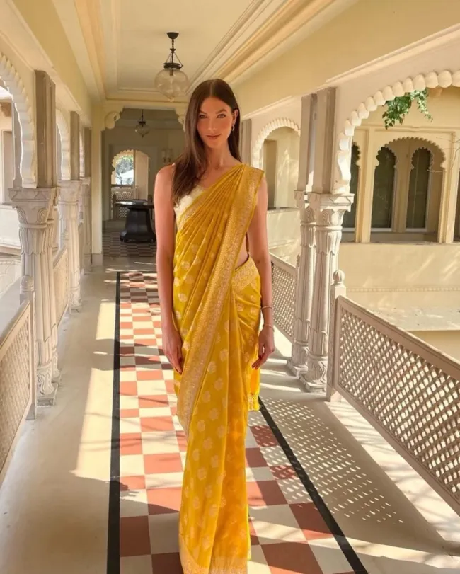 Karlie Kloss en sari.