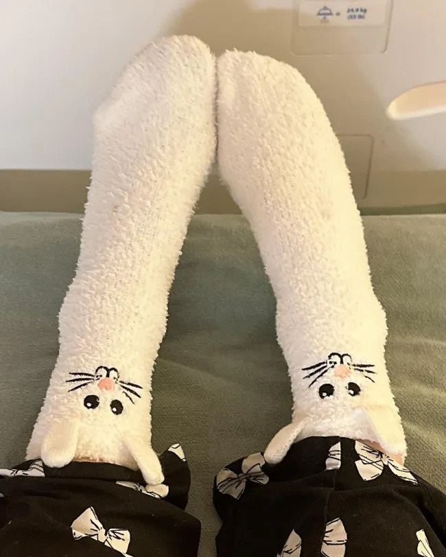 Kate Beckinsale en la cama de un hospital con calcetines de Pascua