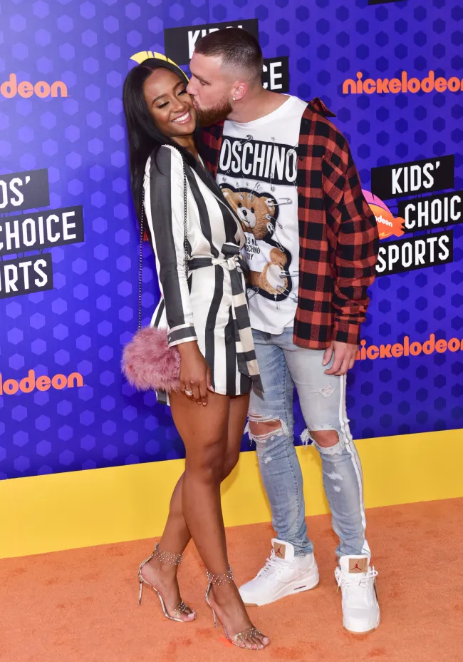 Kayla Nicole y Travis Kelce en los Nickelodeon Kids' Choice Sports Awards 2018.