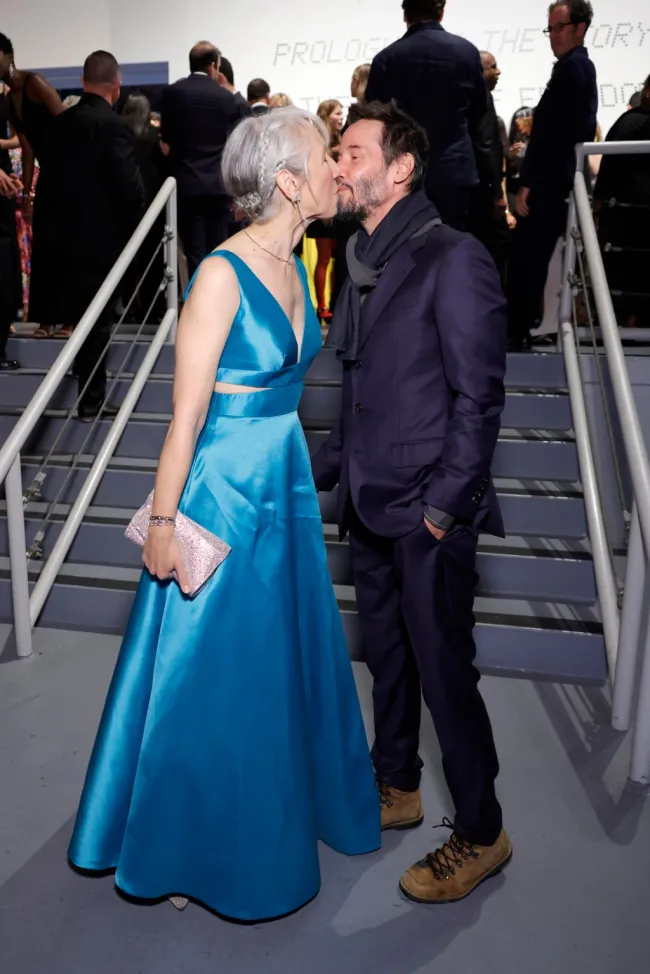 Alexandra Grant y Keanu Reeves besándose
