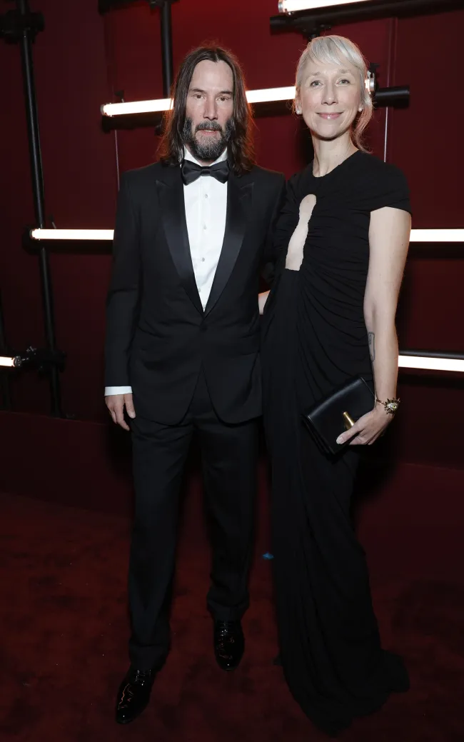 Keanu Reeves y Alexandra Grant posando para una foto