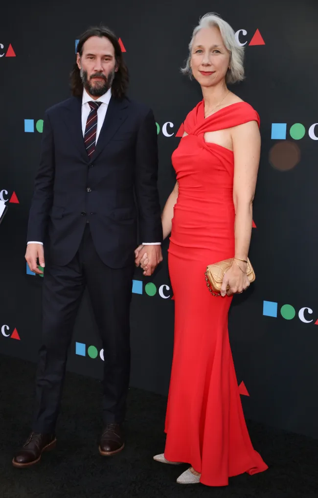 Keanu Reeves y Alexandra Grant posando juntos