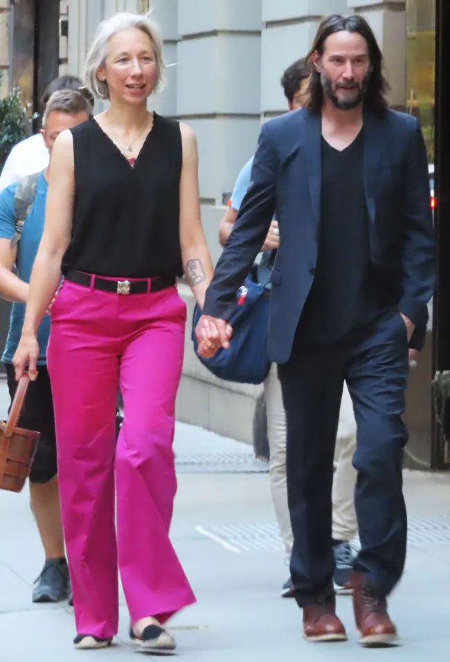 Keanu Reeves y Alexandra Grant caminando juntos