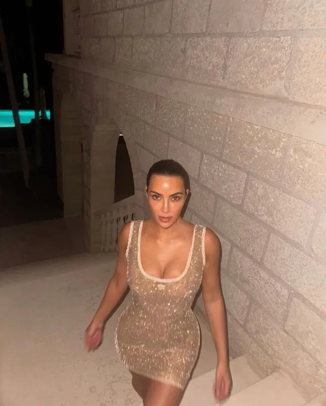 Kim Kardashian luciendo un vestido dorado en fotografías tomadas por North West