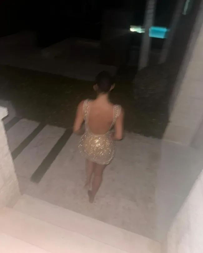 Kim Kardashian luciendo un vestido dorado en fotografías tomadas por North West