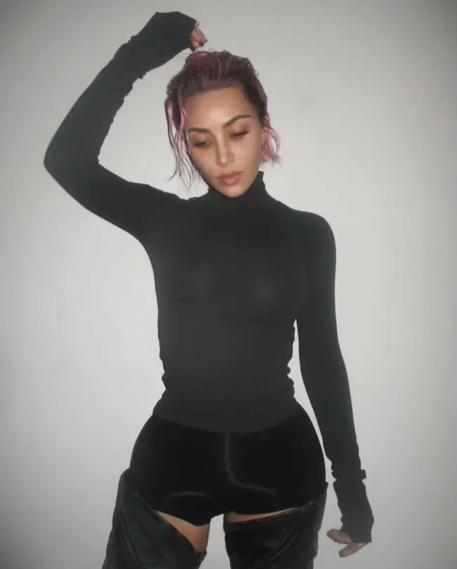 Kim Kardashian cabello rosa 2024